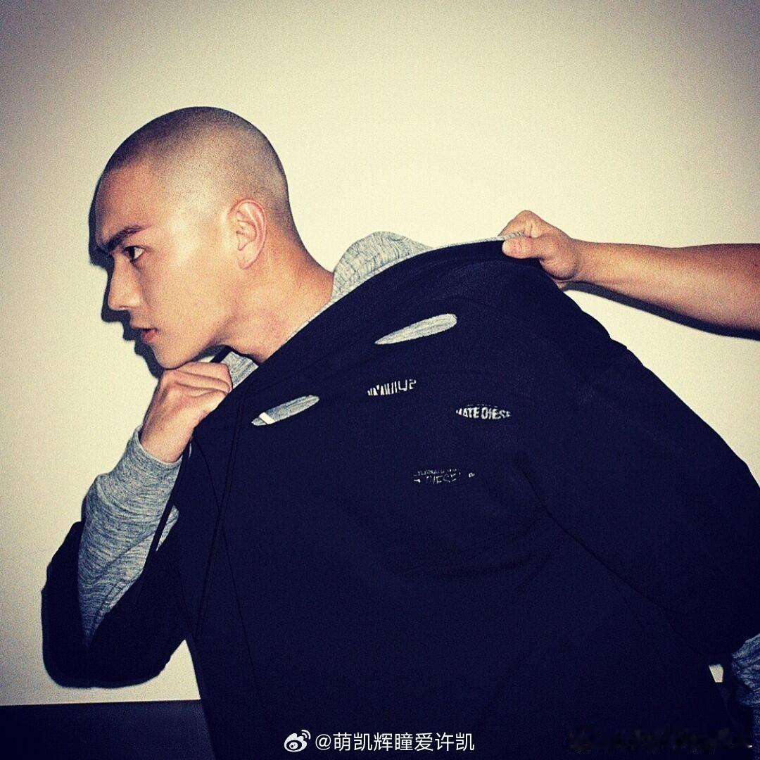 从评论区捡来的一张许凯光头神图好帅啊建模脸怎么会有人光头都这么帅啊还有没有天理？