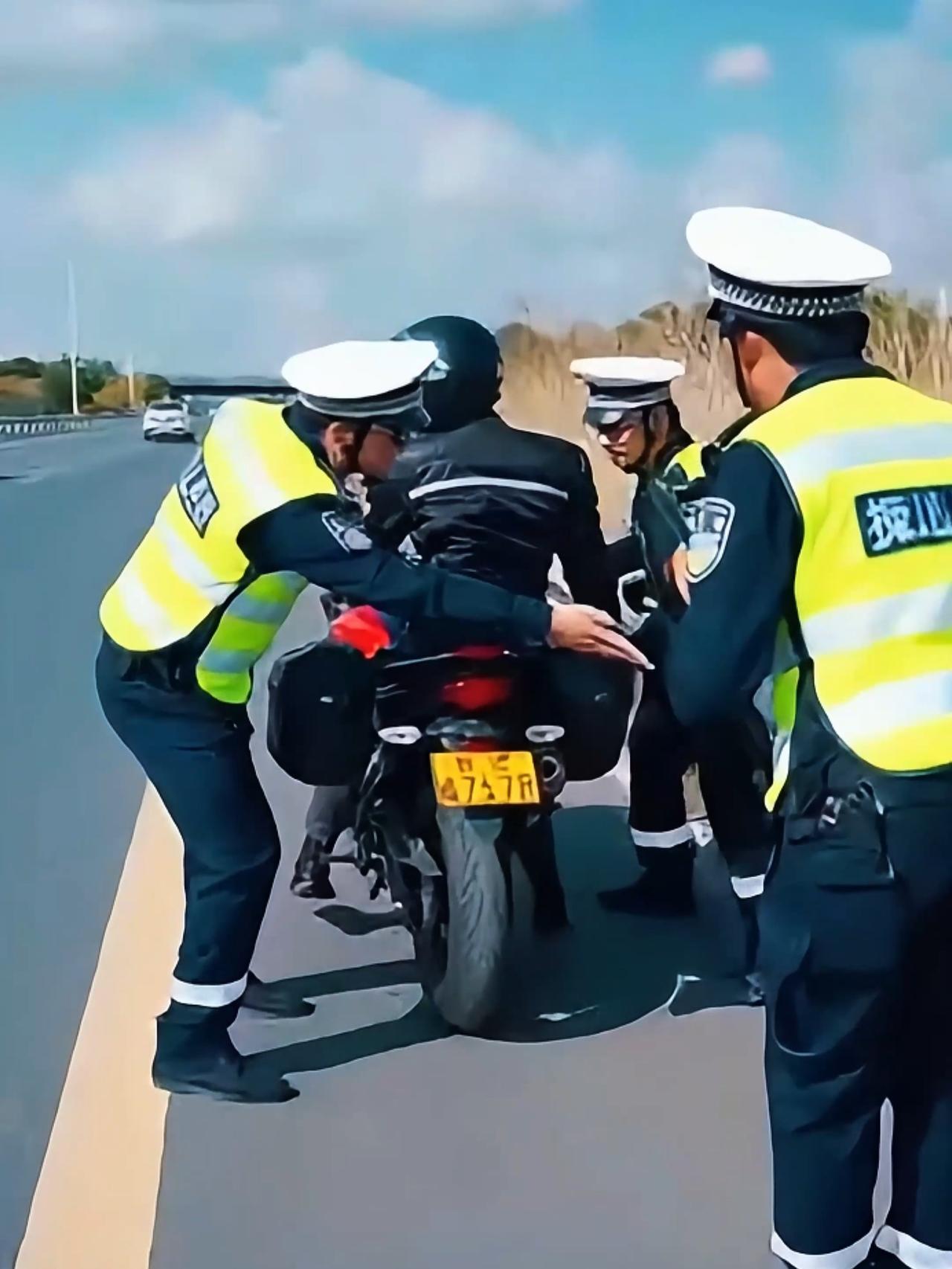 摩托违法上高速蛮横狡辩 依规执法守安全理所应当
摩托车主违法上高速遭交警查处。