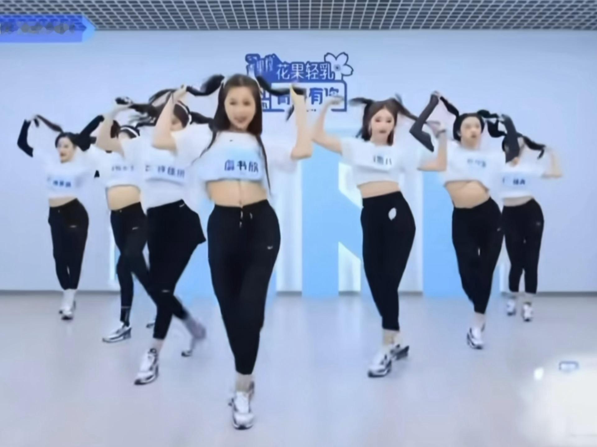 这个视频我终于理解李秀满说的，一定要让好看的孩子站C位，不然所有人都会变丑