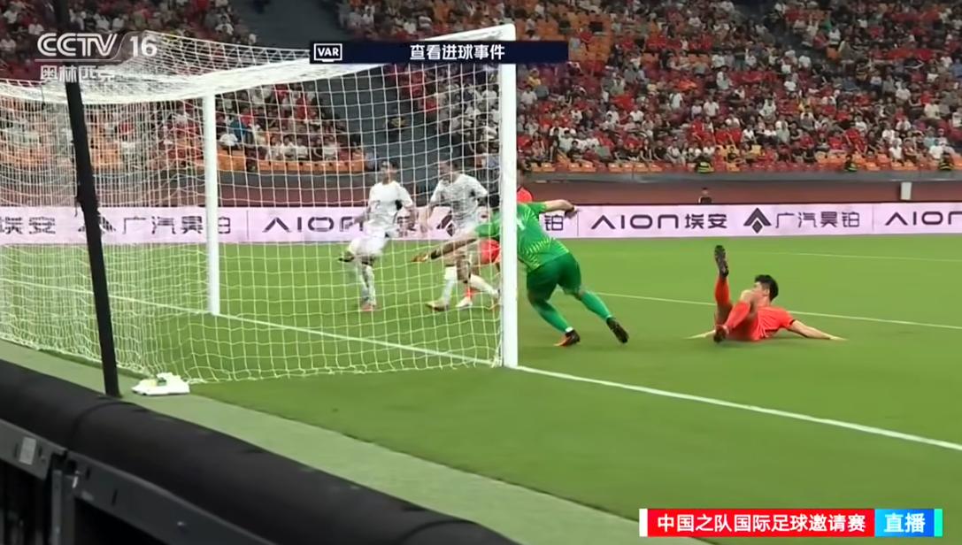 半小时不到0：2！什么防守意识？新西兰3个球员都包抄到了门口！

第一个球不说了