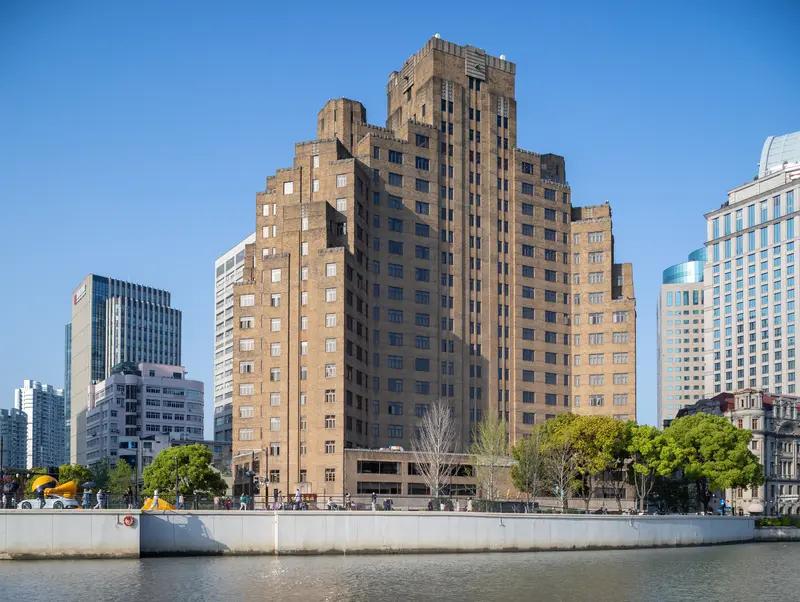 1978年的苏州上海大厦，那可是当时的地标性建筑。在那个年代，它的外观就很出众，