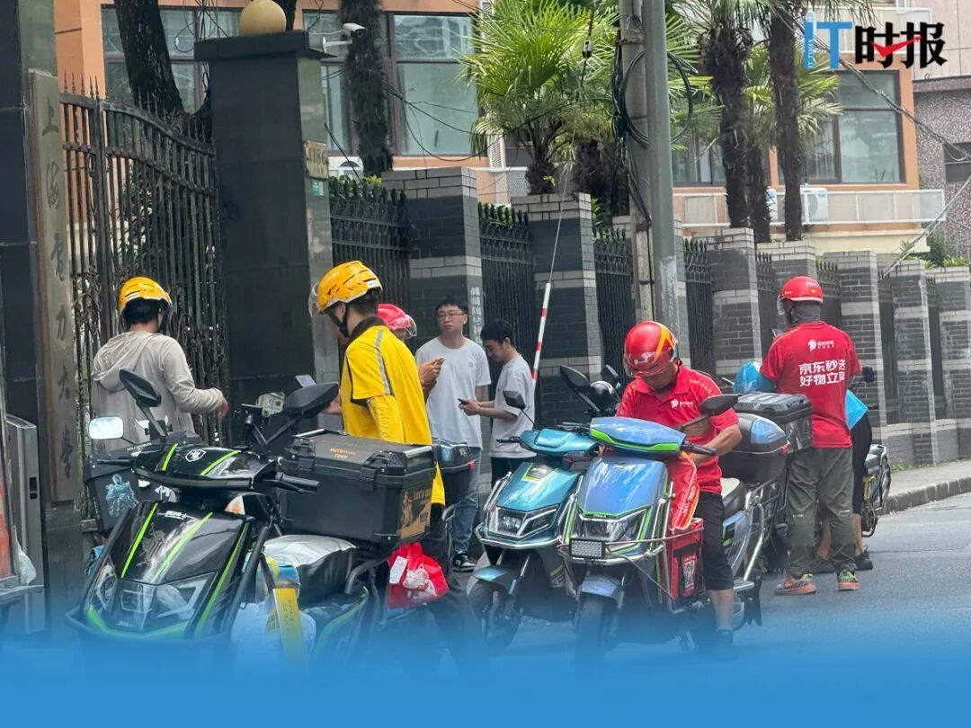 争分夺秒，停不下来！
12月10日，上海骑手陈康接外卖单后，以45-50km/h