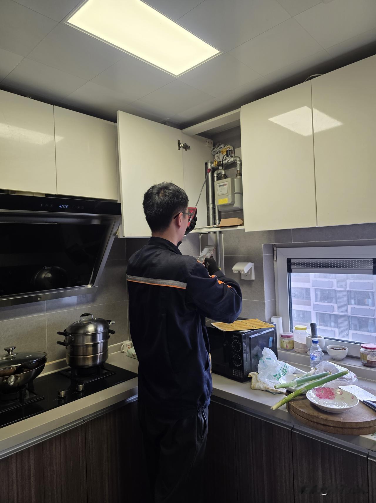 10点钟，有人按门铃……

开门一看，一个魁梧英俊的小伙子，背着工具包进来了。进