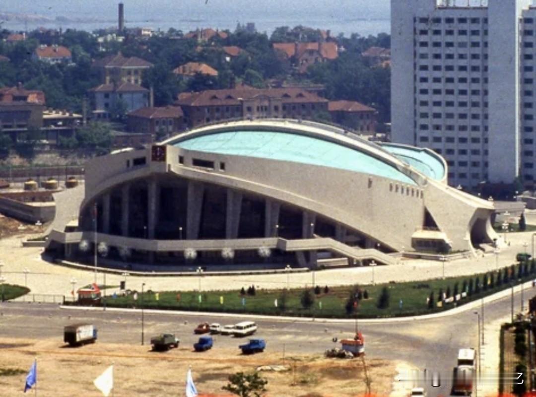 90年代初街景影像这座建筑褒贬不一，有被调侃为乌龟壳，俗称鳖盖子。有被称作是设计