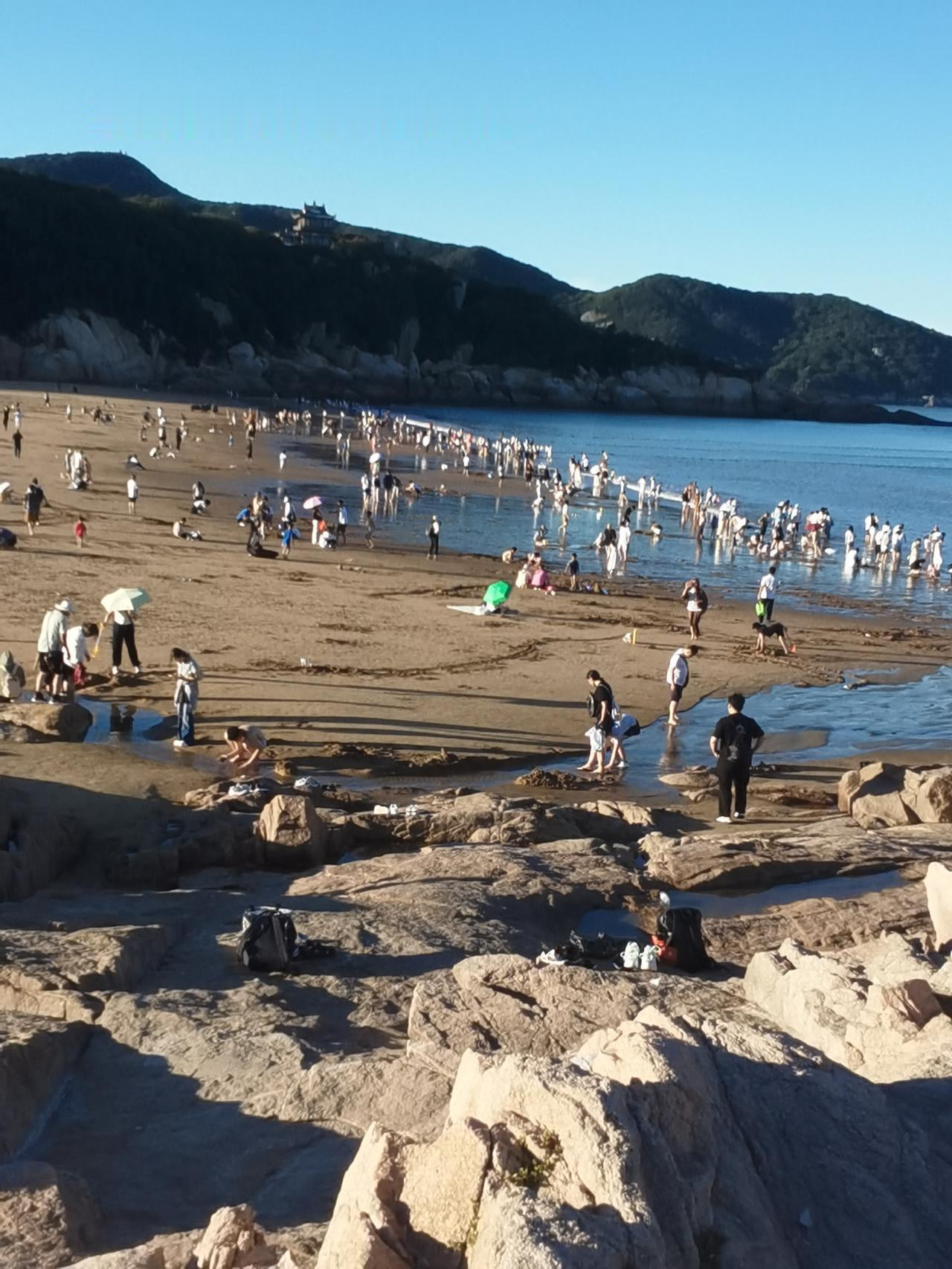 浙江舟山市普陀山百步沙风景区位于南海边，这是也是观赏领域大海风光的好地方，更是一