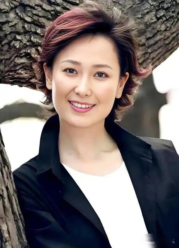 1994年，左翎抱着飞天奖奖杯跨进家门，王建成瞥了一眼，突然把碗筷往桌上一摔：“