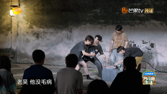 吴泽林演了一集倒霉熊向往的生活 吴泽林这一期完全是个“倒霉熊”！从话剧上台一喝三