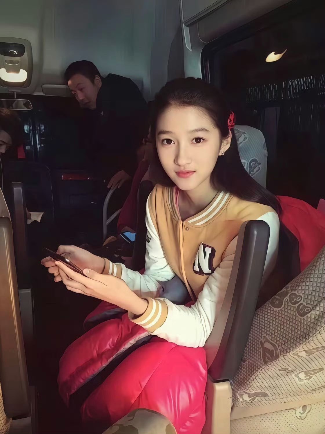 她素颜比带妆看着舒服多了，那种清清爽爽的邻家女孩感，反而更有辨识度关晓彤卸妆完全