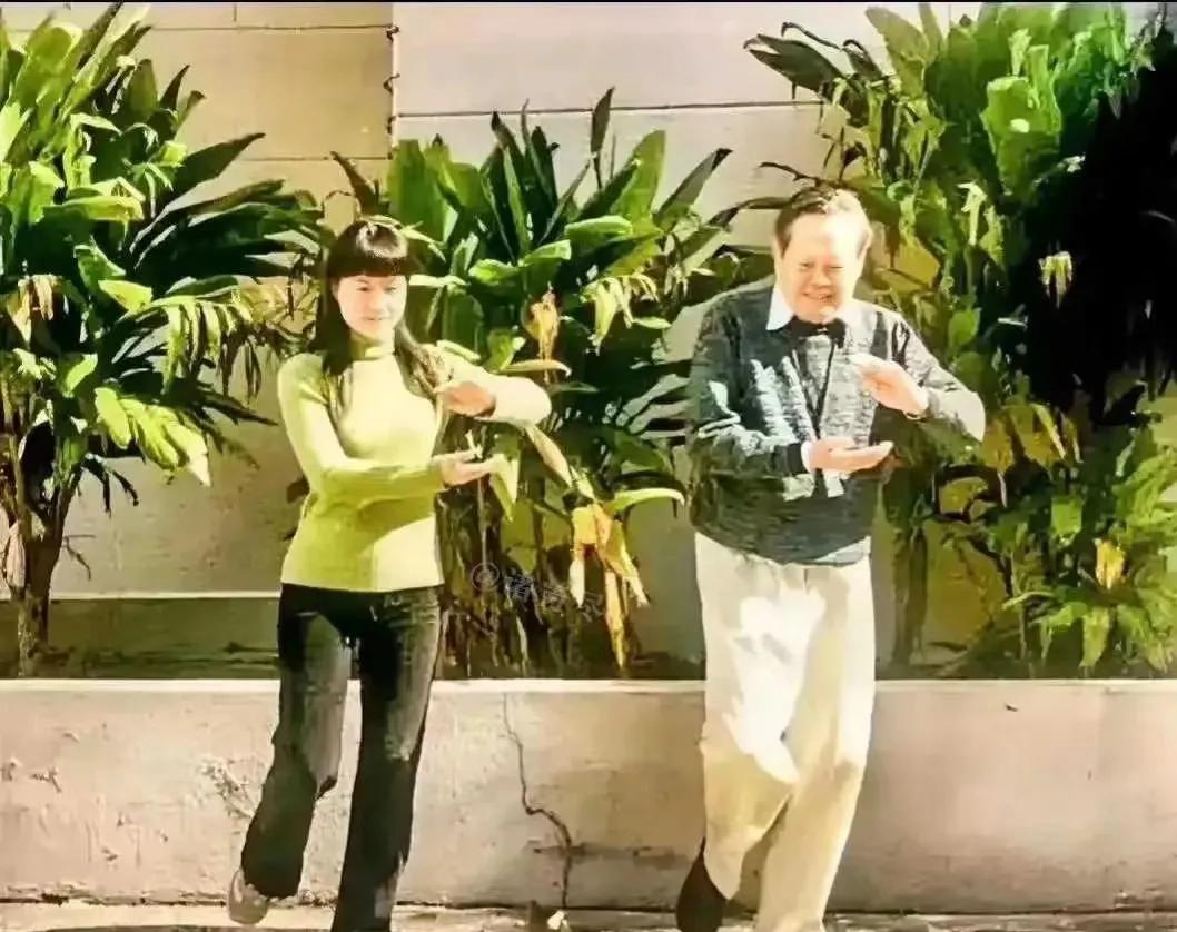 杨振宁和翁帆结婚20周年啦。时间过得好快，看来他们每天练太极真的很有用呢，102