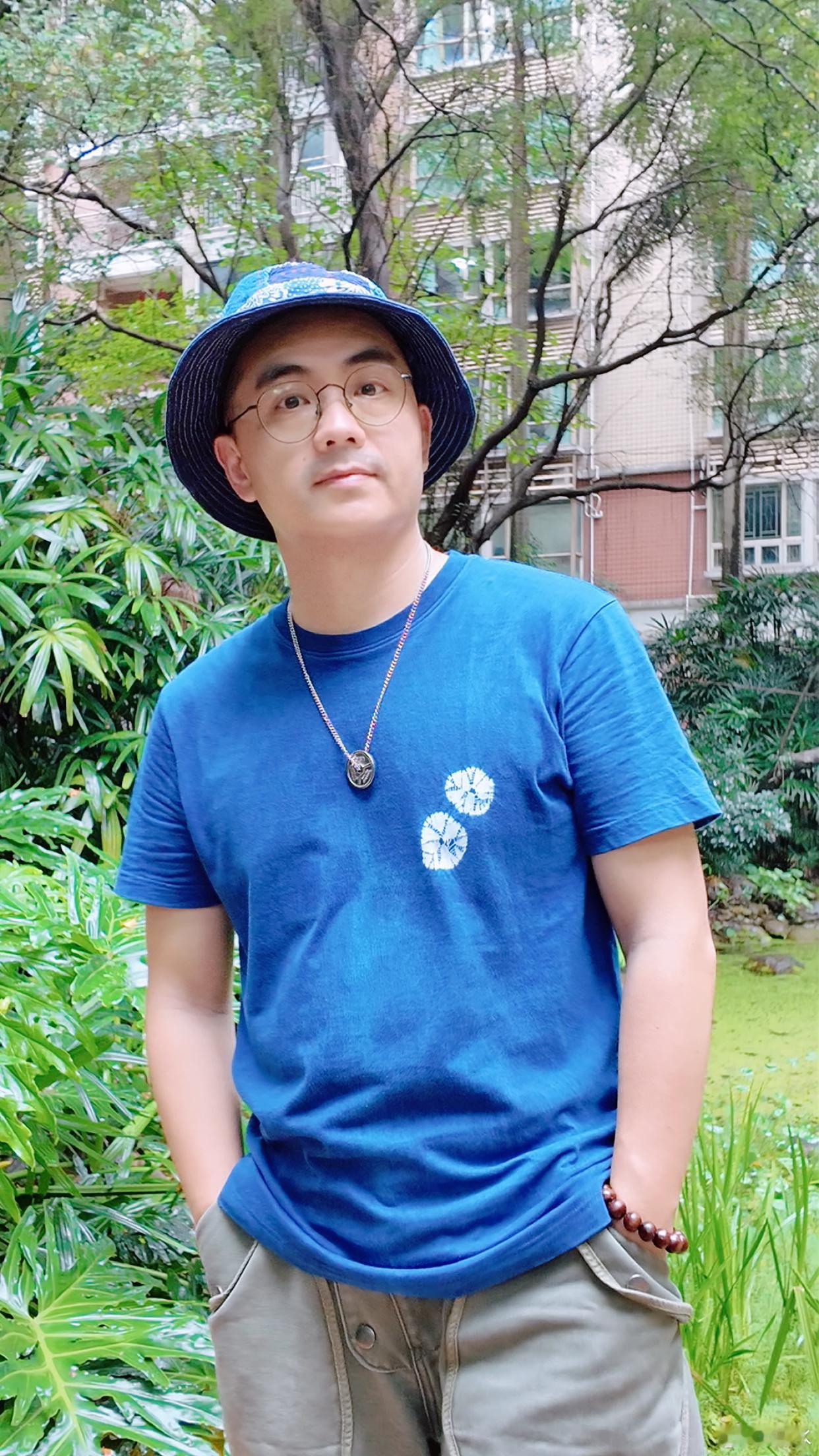 OOTD 夏日清新穿搭，蓝染短袖T恤+蓝染补丁拼接渔夫帽，老文艺青年范。文艺穿搭