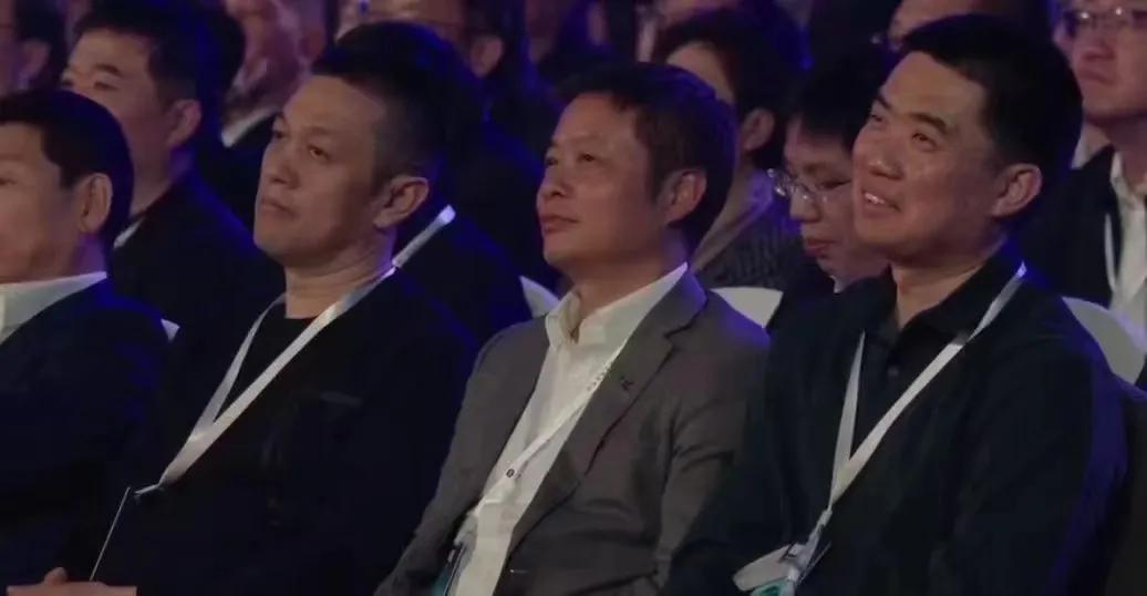 雷军台上开发布会，多少有点紧张，但最紧张的非台下3位嘉宾—蔚小理的CEO莫属！
