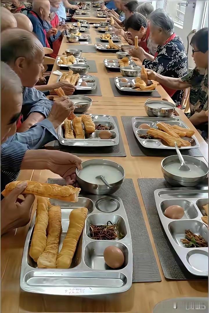 我觉得老了去养老院不错，即给儿女减轻了负担，而且在养老院集体场合，也增添了很多快