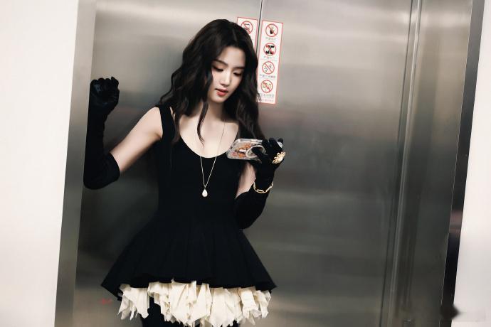 卢昱晓优雅小黑裙卢昱晓vogue盛典黑天鹅造型出图 卢昱晓优雅小黑裙，卢昱晓vo