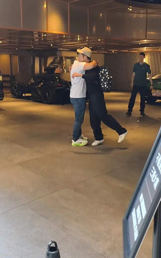 偶遇郭富城从豪车下来，限量包配小个子，反差感直接拉满