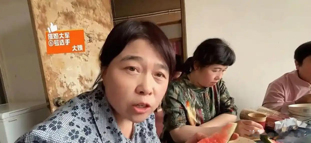 北大博士，年薪百万，就因为她没结婚，大姨一句 “啥时候喝喜酒”，她筷子一撂起身就