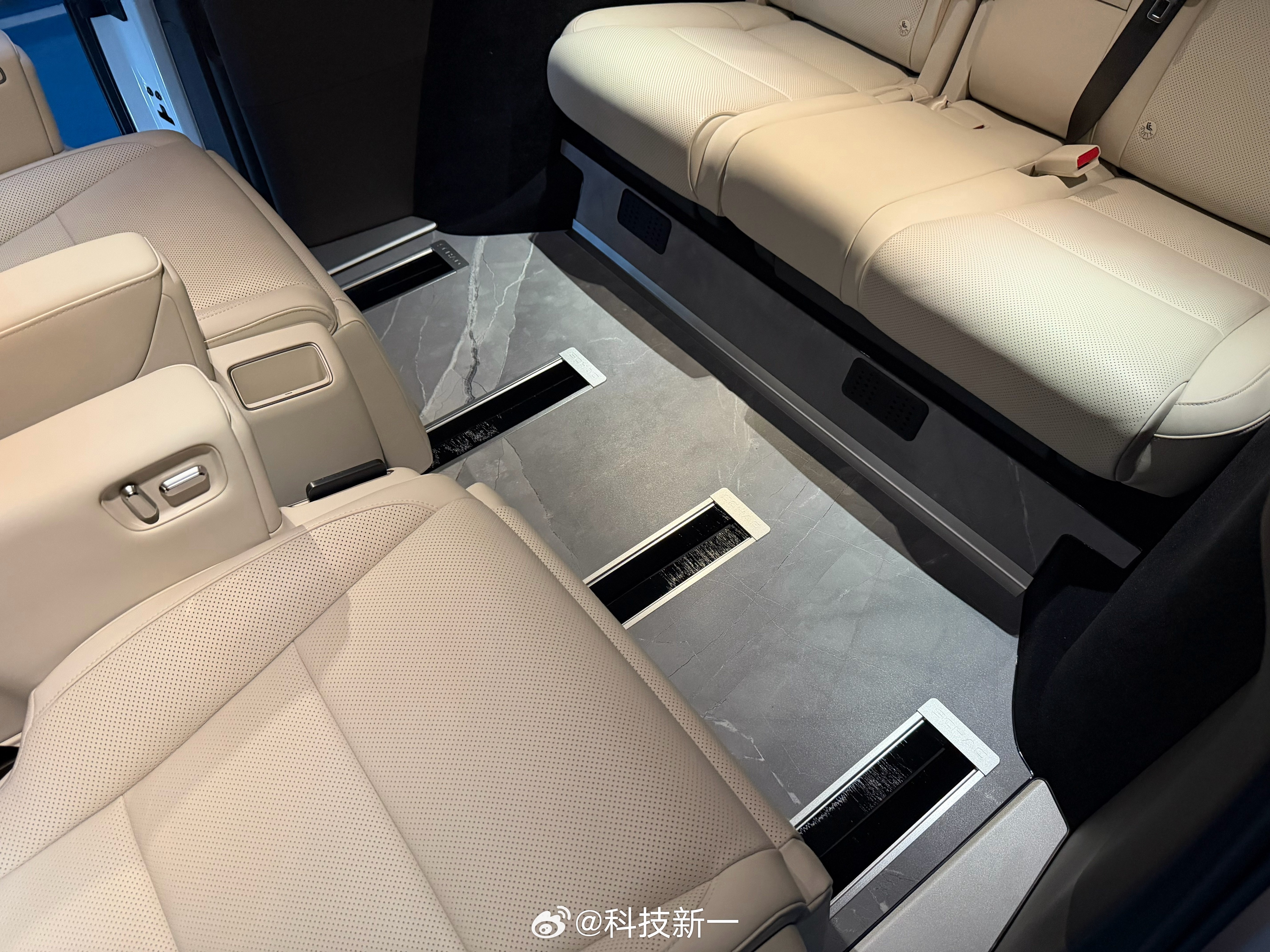 给理想MEGA加装了地板，这样是不是看起来高级了很多