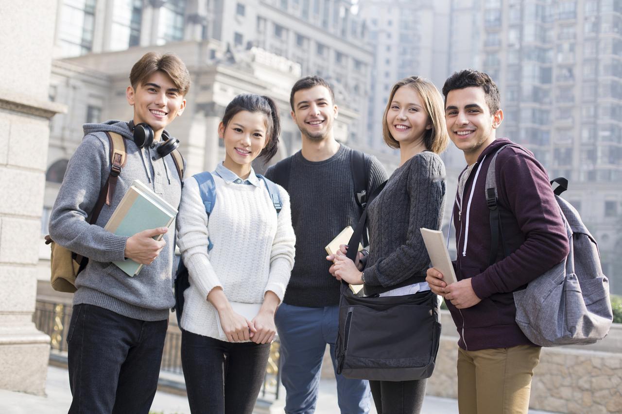 有个外国留学生问自己的教授，为什么你们的人民对清朝和清朝以前的朝代都特别关心，却