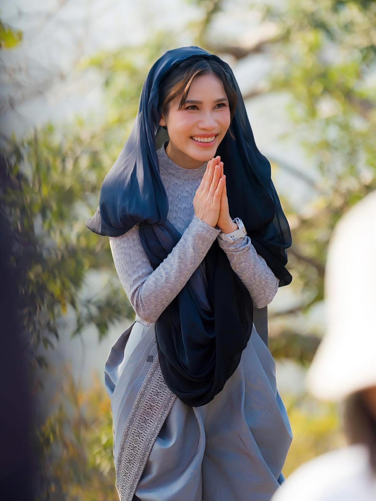 诗妮娜贵妃是冻龄女神，41岁依旧嫩如少女
诗妮娜贵妃在泰佛伽耶寺住持，帕·普罗姆