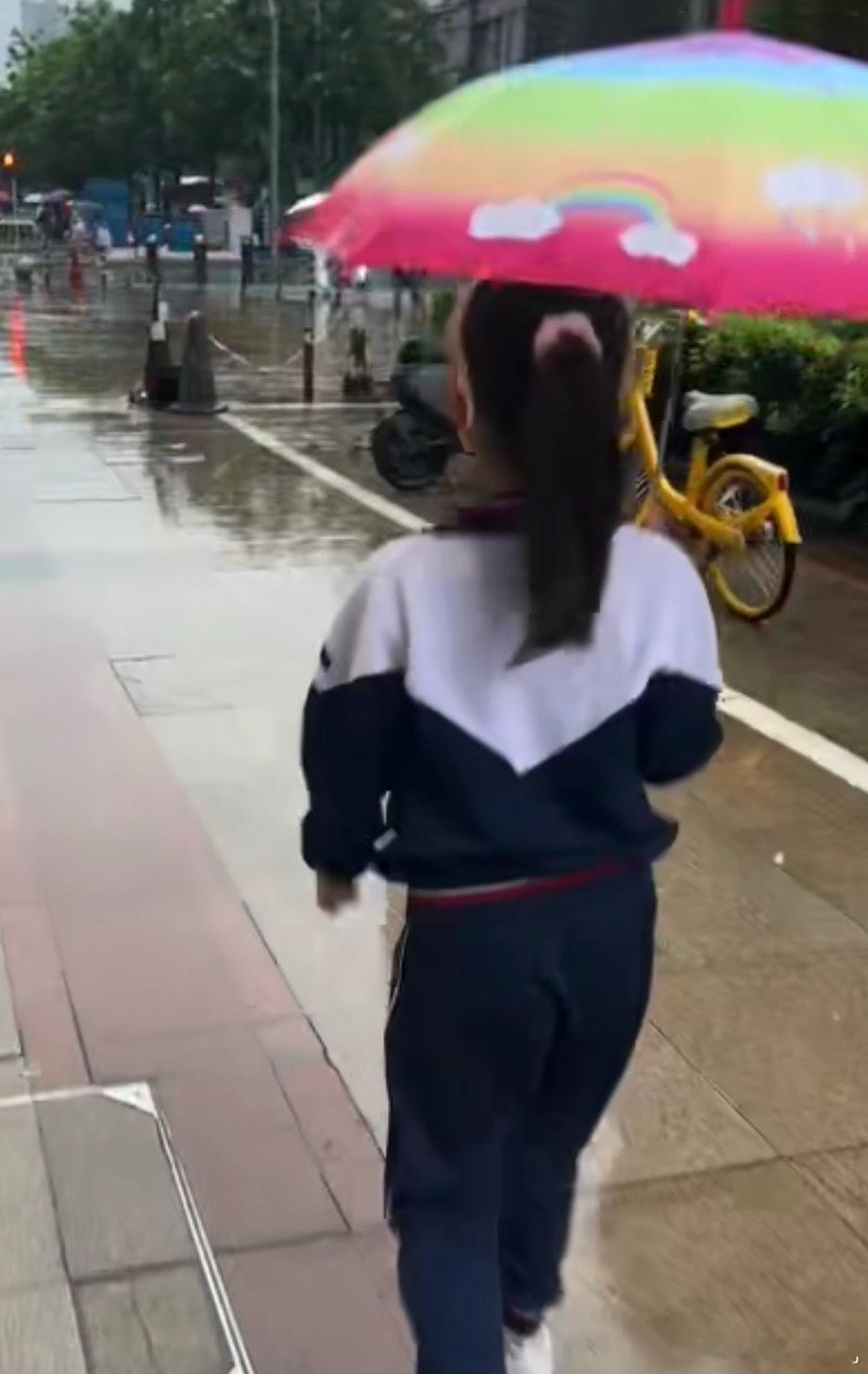 下雨天我觉得孩子上学比大人还辛苦一眼看过去都是雨伞带娃随手拍