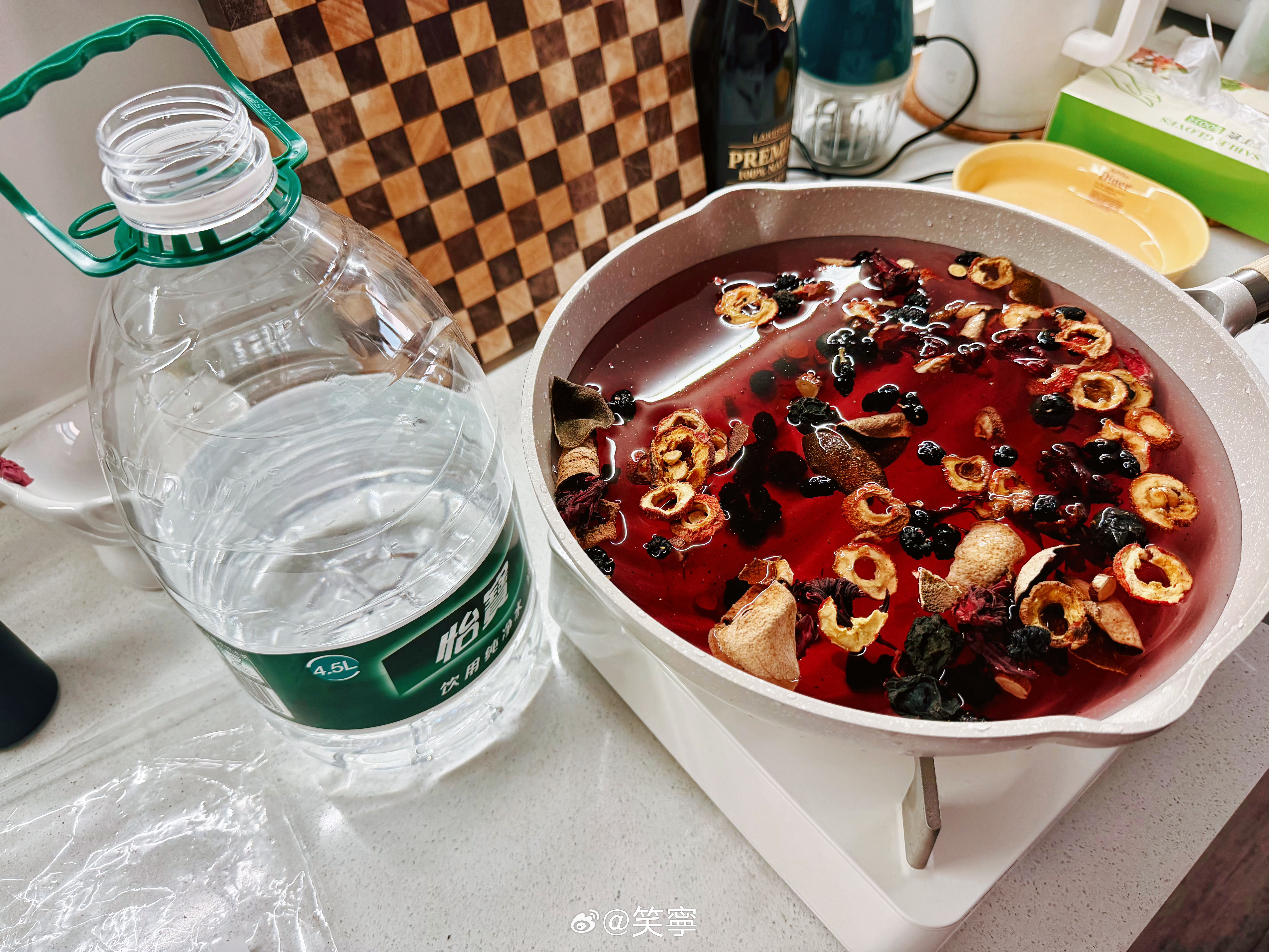 熬酸梅汤看似没有什么技术含量实际上就是没什么技术含量但我滤得非常好今天我福哈了我