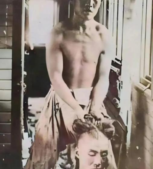 1905年，北京火车站，吴樾行刺失败，一名清军抓着他的辫子，正被清理出车厢，镜头