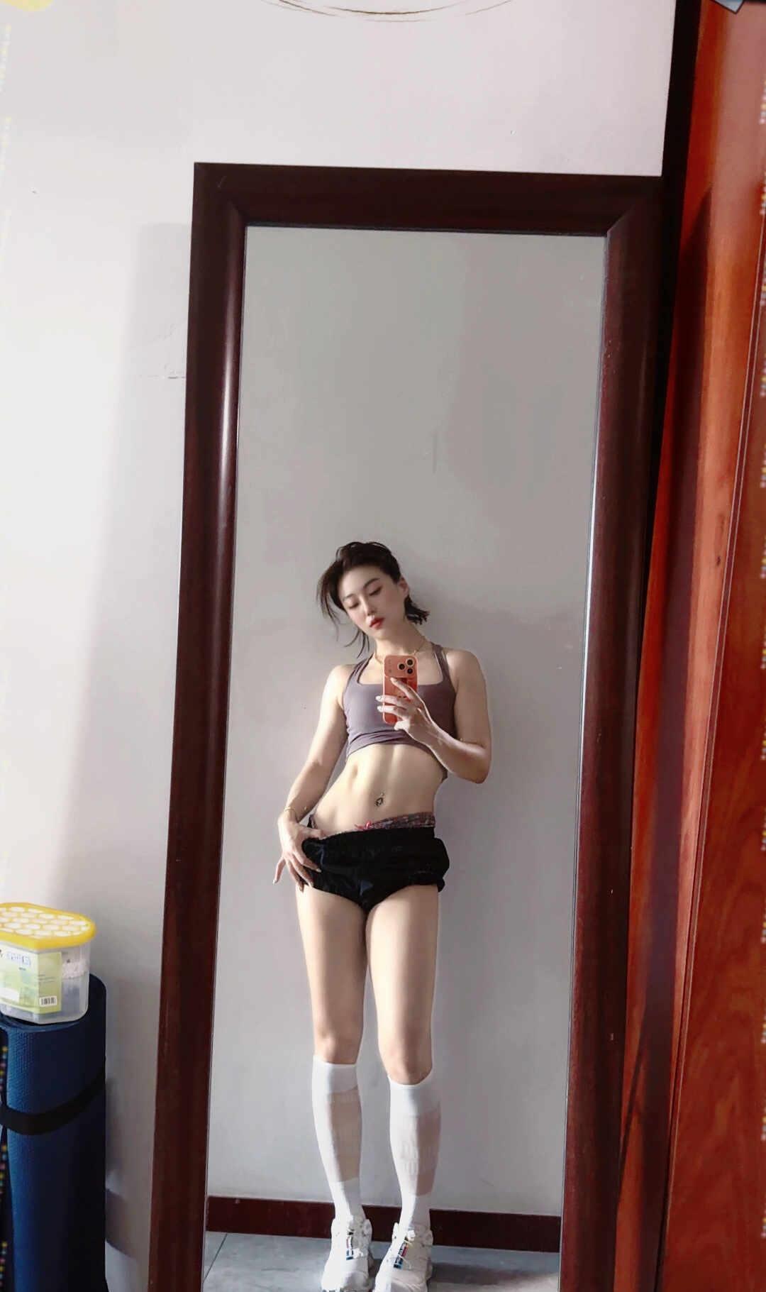 今日健身照喜欢么[加特林unlock][笑哭]外加咖啡打卡地 咖啡店拍照 又是挥