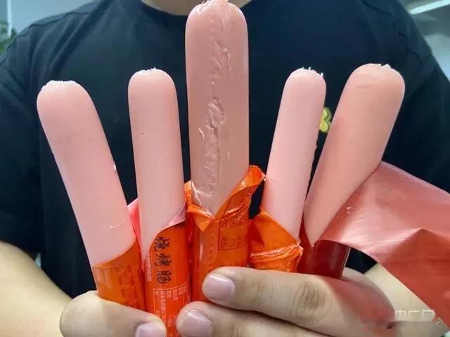 真是惊掉下巴！街边上的烤肠再不能吃了，里面根本没有什么肉，几乎都是喂狗用的食材做