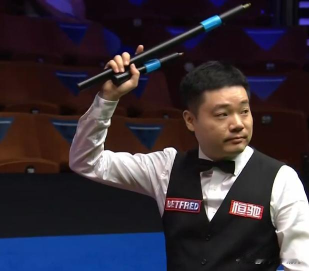 丁俊晖7比2结束上半段，晋级前景明朗。
本届世锦赛首轮，丁俊晖第一阶段以7比2大