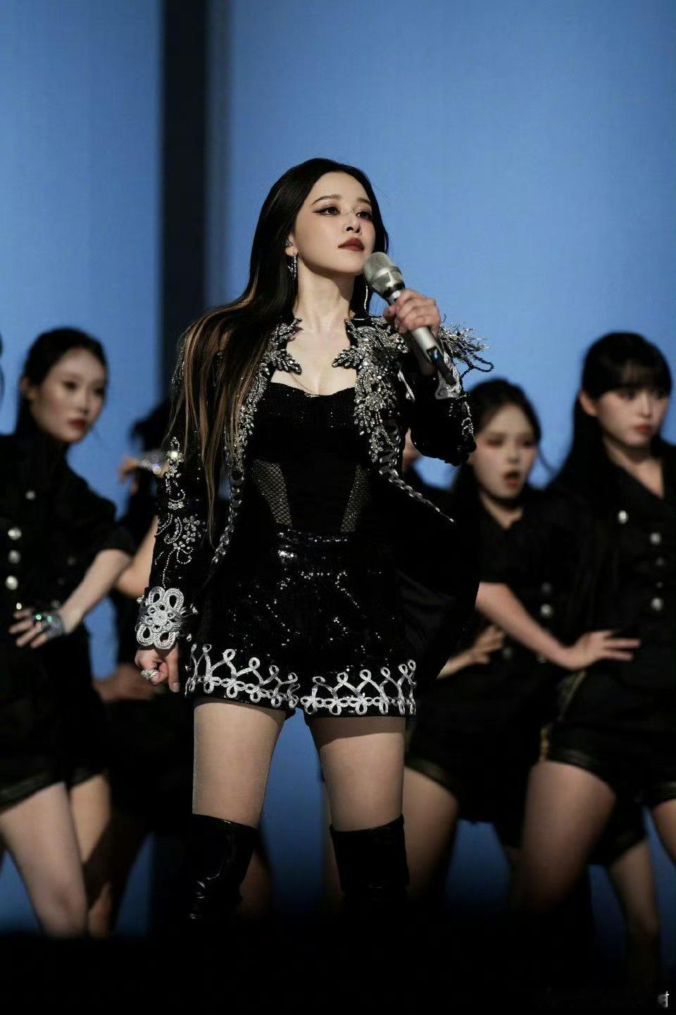 阚清子甩头发完全魅魔阚清子真正的潇洒小姐哇塞清子舞台进步好大呀！利落甩发瞬间气场