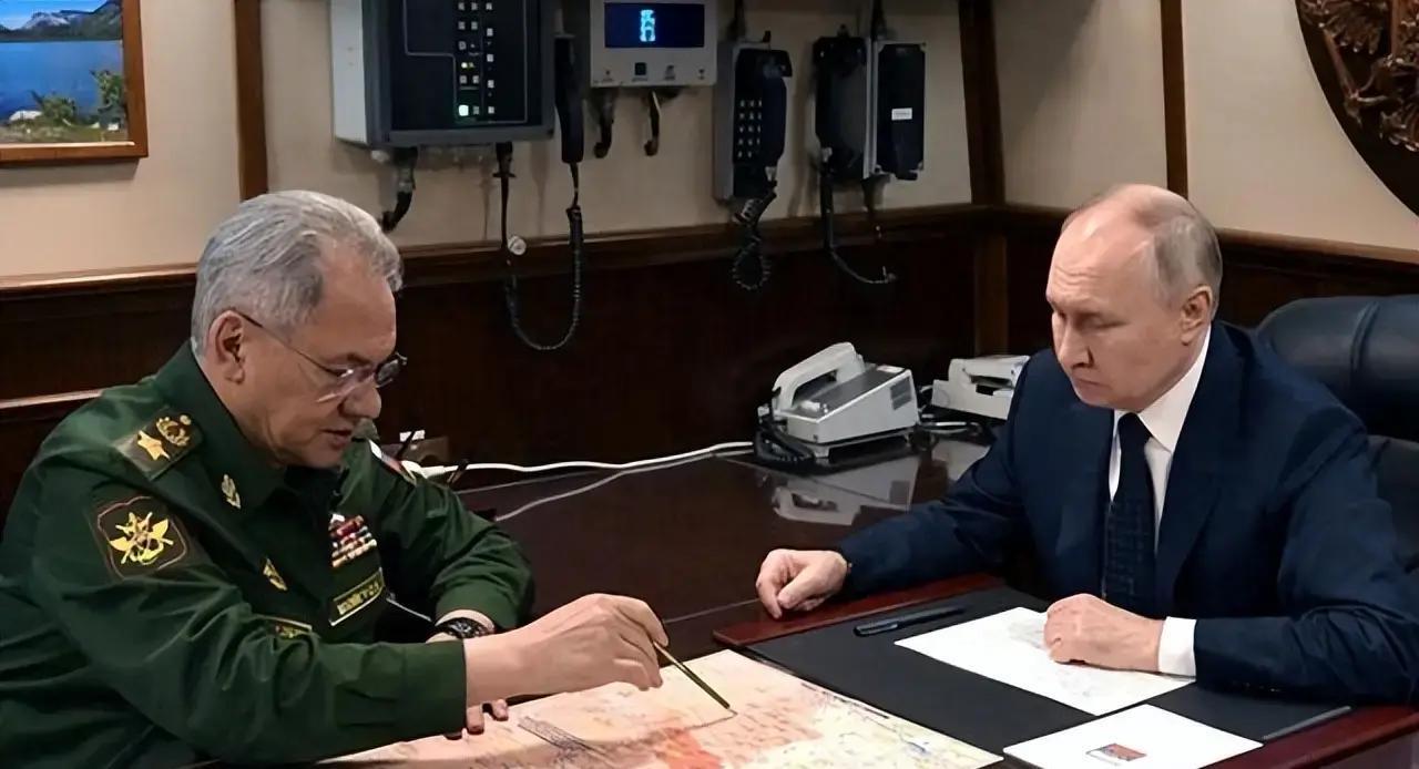 11月14日这天，莫斯科两件事撞在一块儿。

 
一边是特罗耶库罗夫斯科耶公墓，