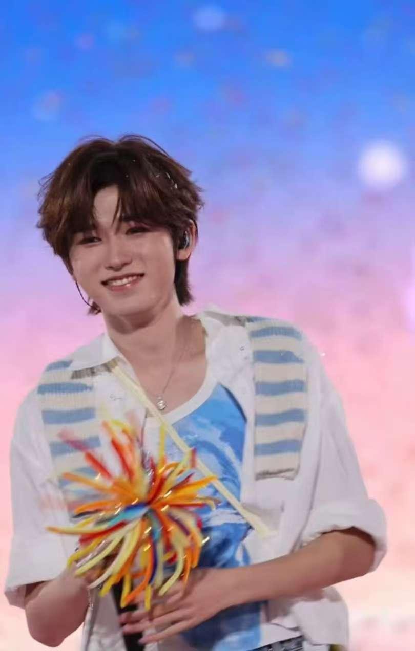 宋亚轩珍珠小子好敬业宋亚轩新音也在手搓珍珠 ！ 宋亚轩珍珠小子好敬业！ 