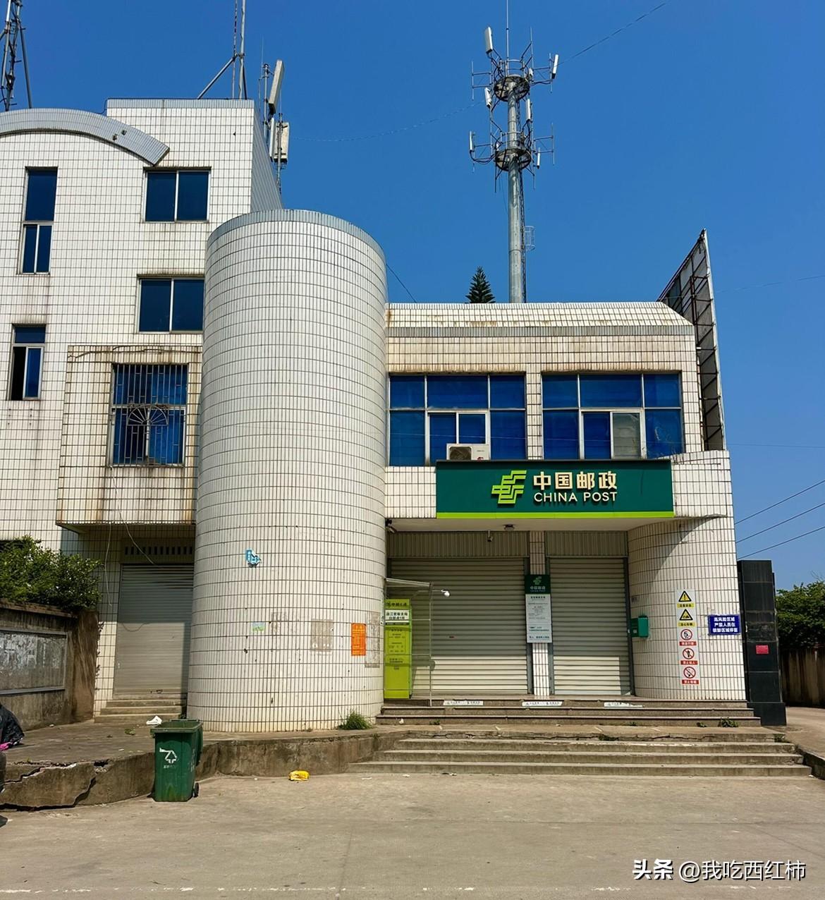 一个穷光蛋在小镇上生活的一天
天气好极了，我独自一人在镇外的村里闲逛。
整个世界