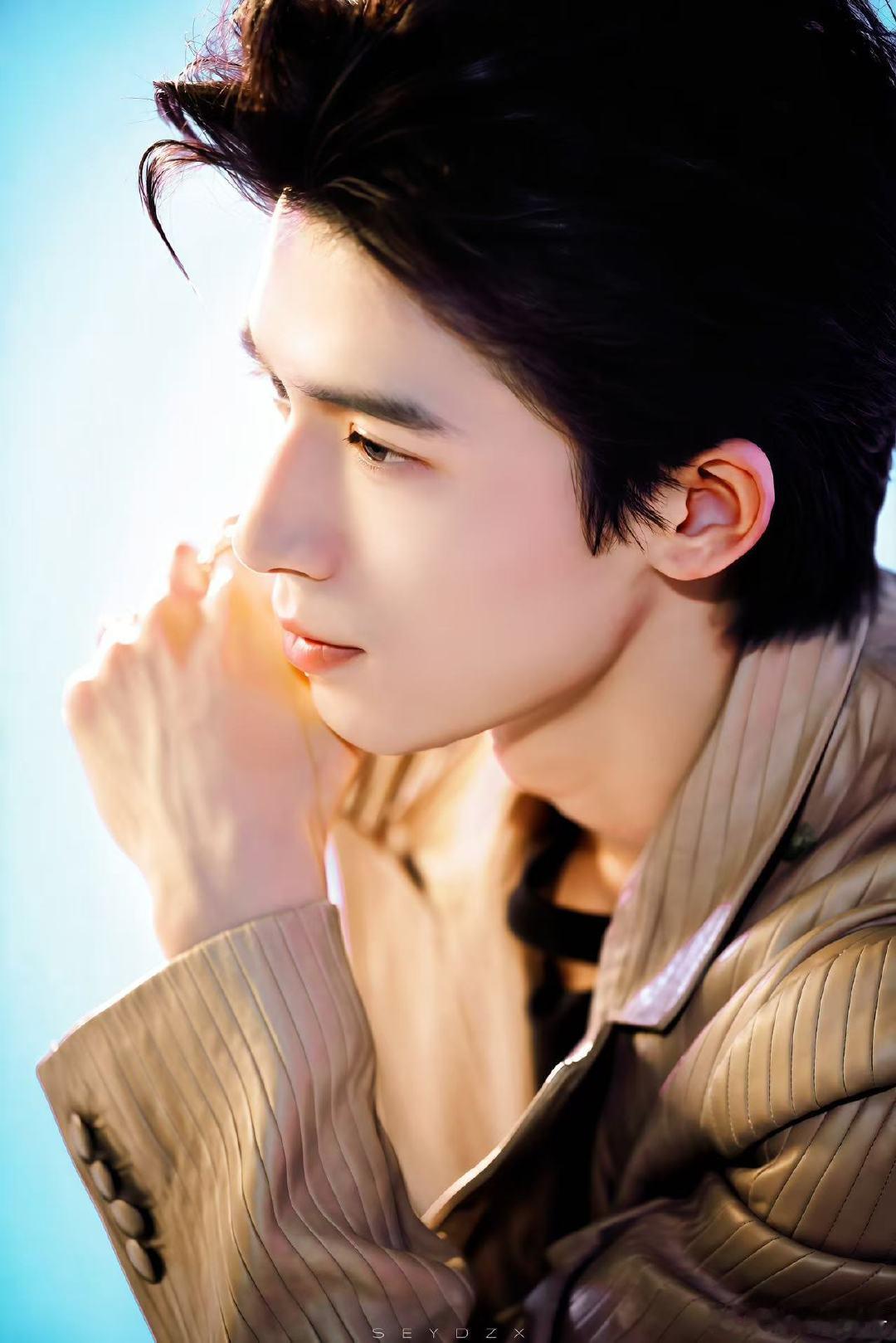 王星越告白机长制服路透 被帅晕！王星越机长制服路透颜值在线，身姿笔挺气场十足，帅