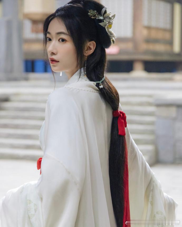 #吴谨言卧榻好美# 素白衣裙的吴谨言，是美丽的代名词，真的太让人喜欢了！ ​​​