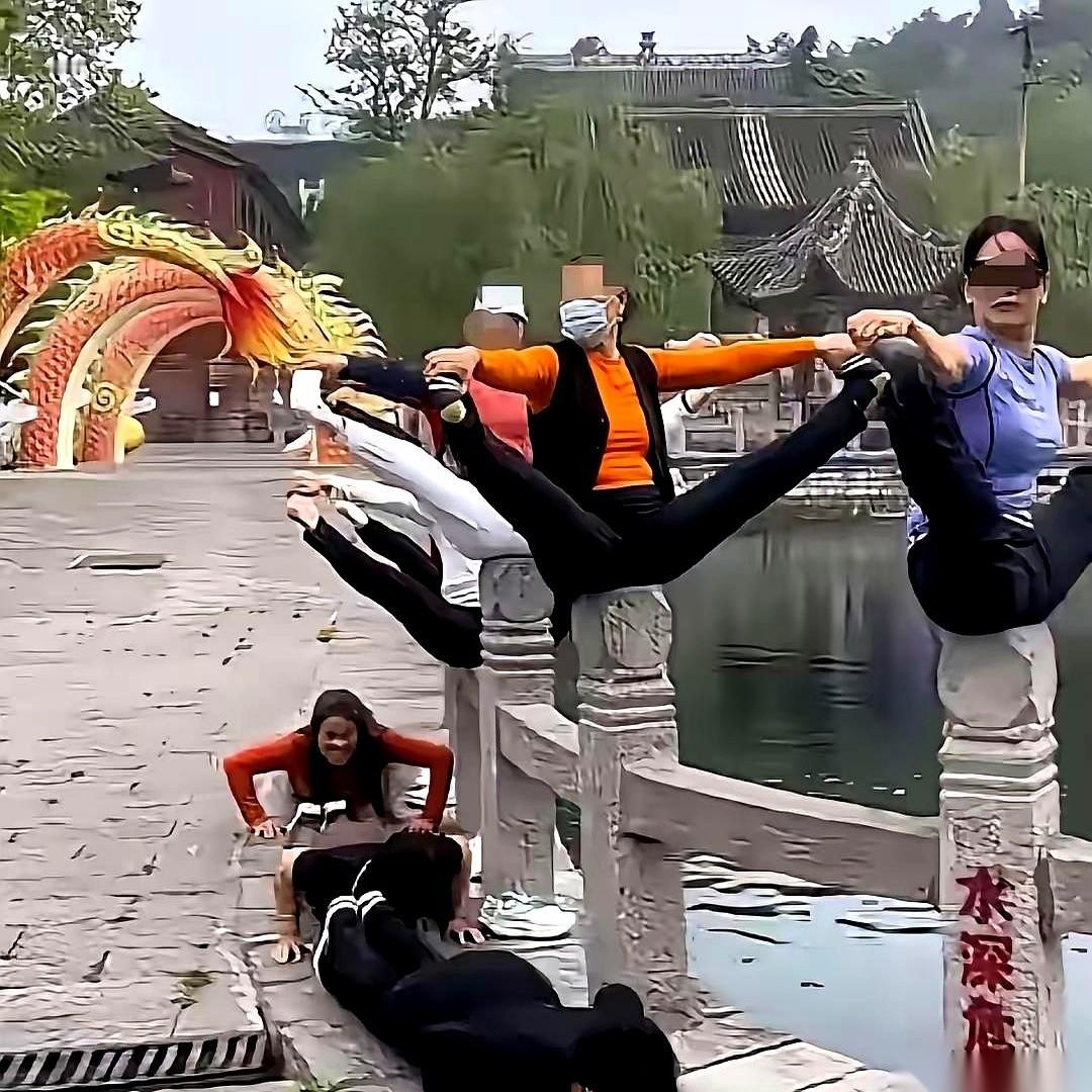 “水深危险”四个大字，就刷在桥栏杆的石墩上。
紧挨着这行字，一个大妈岔开腿，稳稳