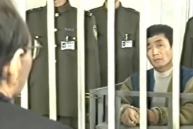 杀司机连烟都不让抽！沈阳狂徒背21条命，抢劫百万全买枪赌博
面对警方的审讯镜头，