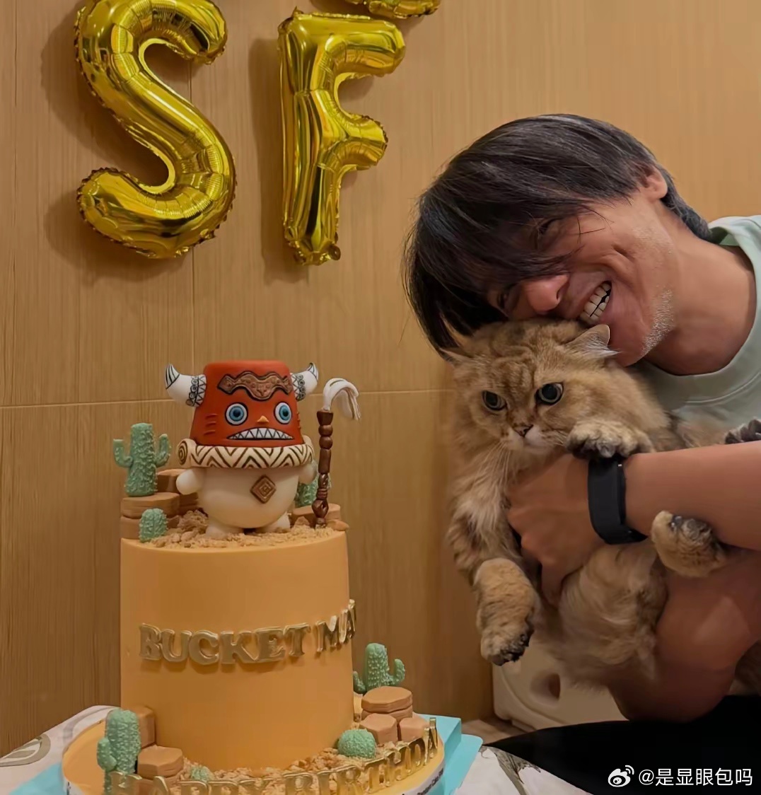 舒淇回香港为老公冯德伦庆祝52岁生日，夫妻俩在家里低调庆祝，两只宠物猫都有出镜，