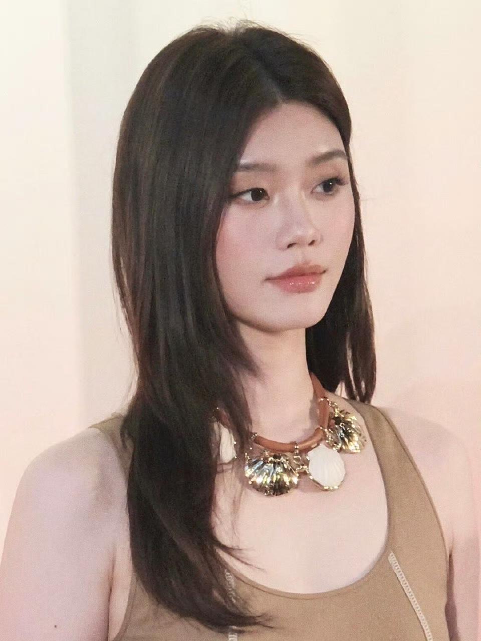 奚梦瑶还会再生三胎吗？
婆婆梁安琪曾公开说希望孩子越多越好，
至少要生三胎，看来