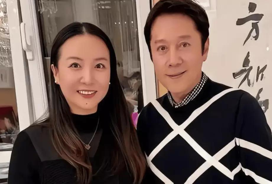 蔡国庆和妻子秦娟这对夫妻很低调。蔡国庆是大家熟知的歌手，春晚舞台上常见他的身影。