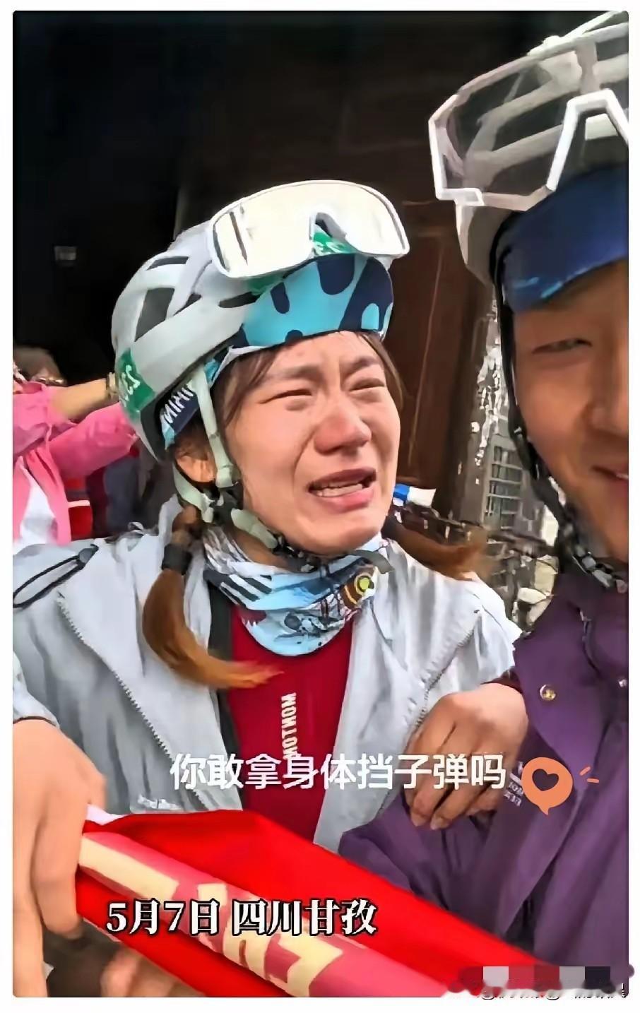 女子泸定桥上放声大哭，追问丈夫“敢挡子弹吗”：这盛世，全是先烈用命换的！


5