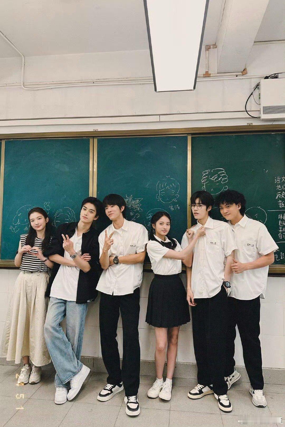 四十七杀青，乐陵影视城放归棹主题曲，张康乐来了粉丝唱他竟也跟着唱，给我的感觉就是