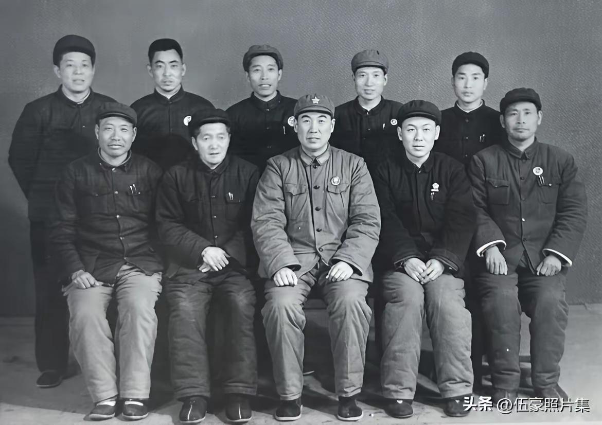 这是1970年2月，杨贵到洛阳地委工作前，与林县县委领导和部门负责同志合影。
 