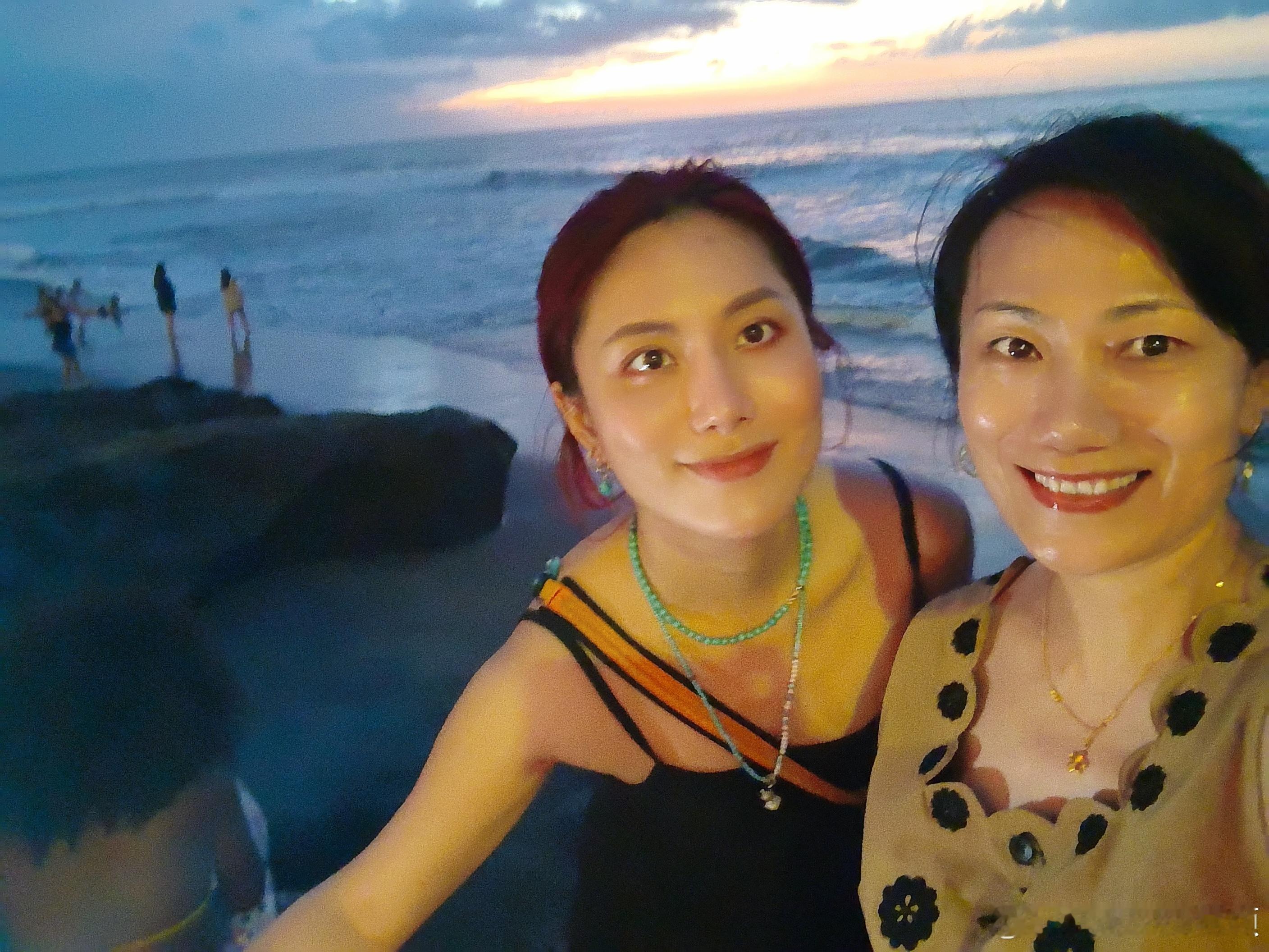 我他妈看第3遍的时候才发现，左下角有个黑人！之前我以为是石头 印度尼西亚·巴厘岛