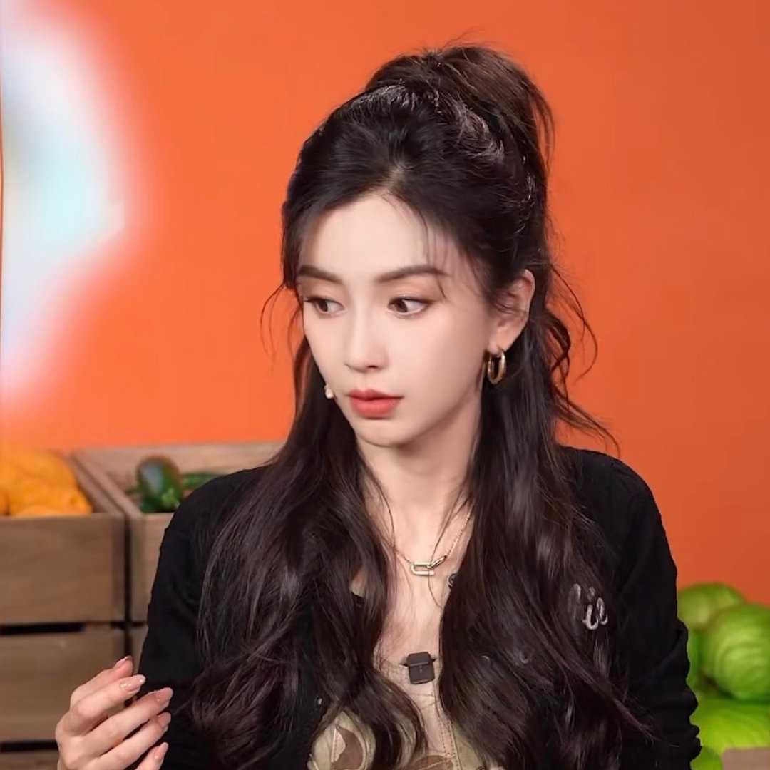 angelababy angelababy 人群自动退成布景，像被风吹散的铅笔画