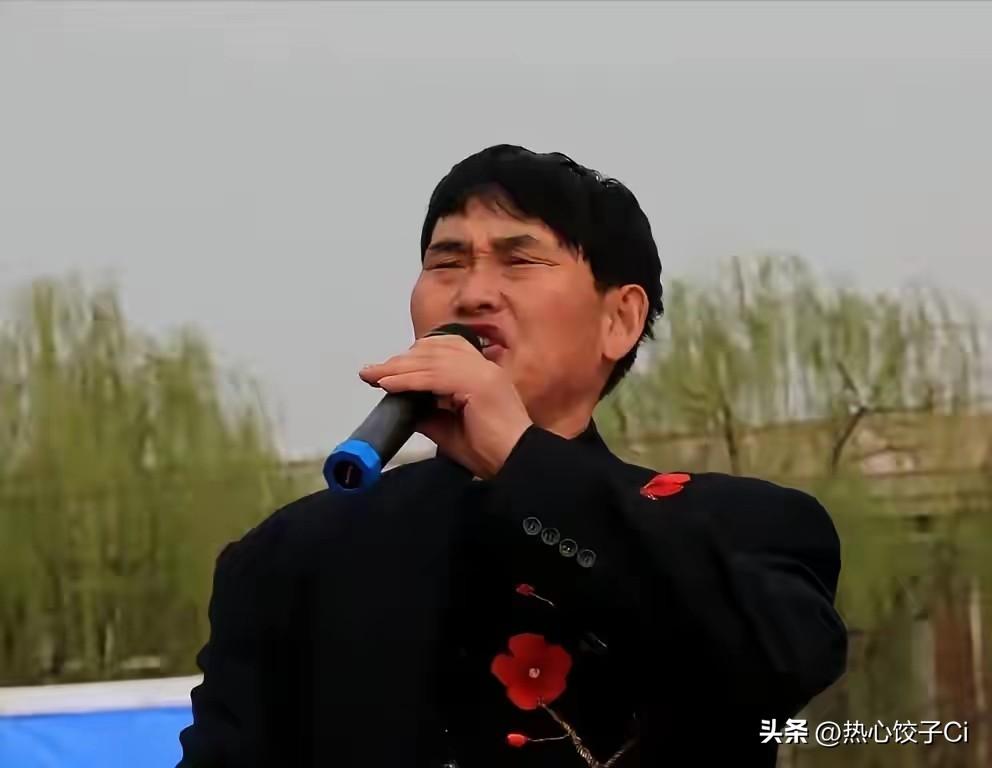 朱之文回应反差造型，有人问介不介意大家开玩笑？他说，不介意，不介意，之前有一次演