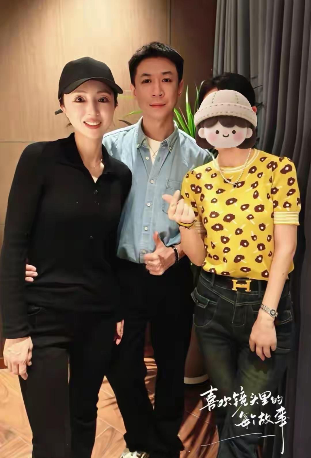 张维伊搂着董璇拍照 