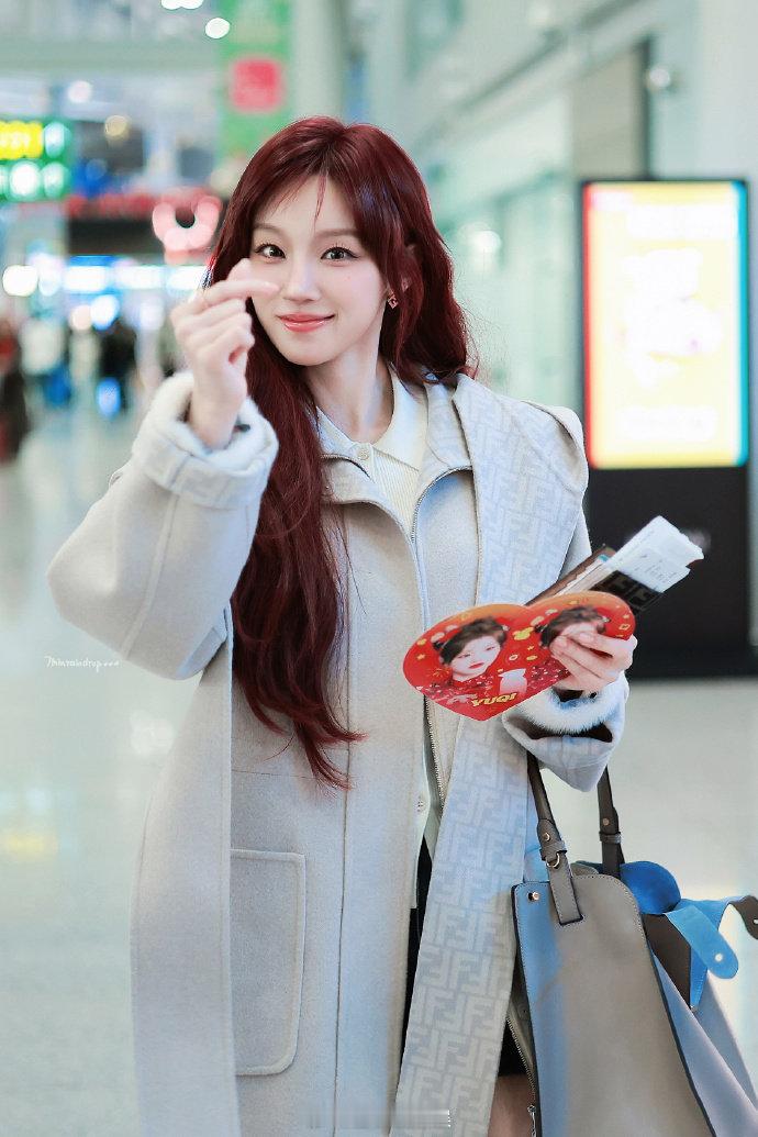 宋雨琦拿了自己的小福娃手幅 米兰看秀出发日，宋雨琦机场接过粉丝手幅。手幅图案是可