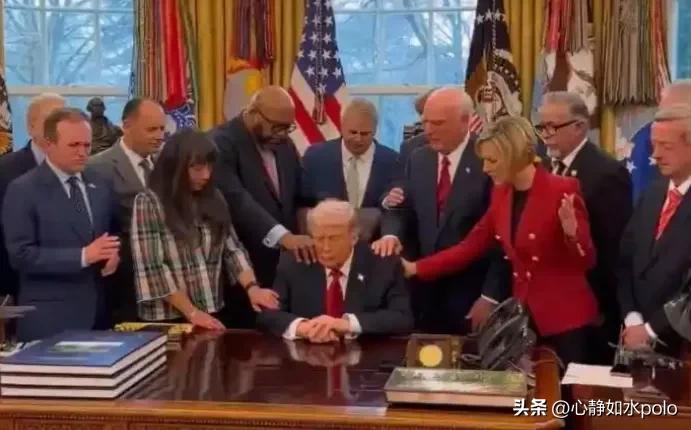 黔驴技穷！世界最强大战争机器的拥有者特朗普，居然于昨日着急一众牧师去给他祷告！