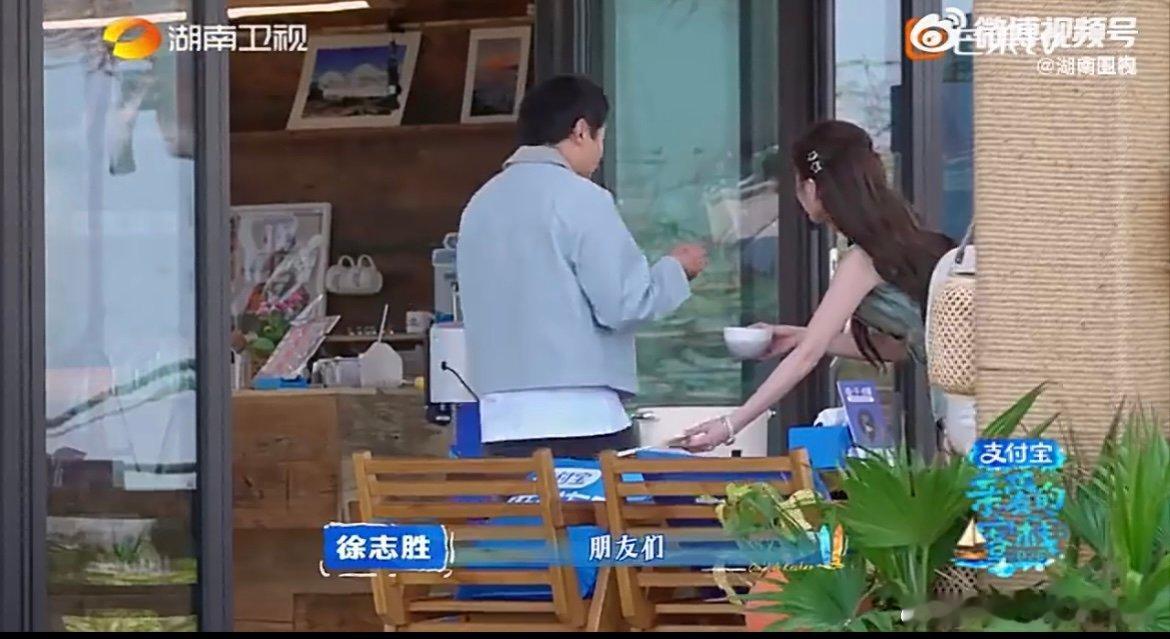王鹤棣用方便面料熬高汤 一眼被识破还不肯认输，王鹤棣把方便面调料玩出花样，可爱反