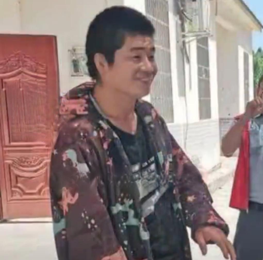 深夜居民区突发大火，危险悄然逼近，熟睡的村民对此一无所知。谁也没想到，最终叫醒所